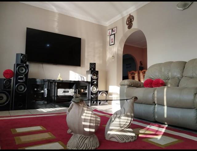 5 BEDROOM HOUSE FOR SALE IN AVOCA